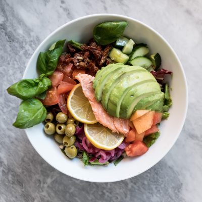 Premium salaatti: lämminsavulohi ja avokado